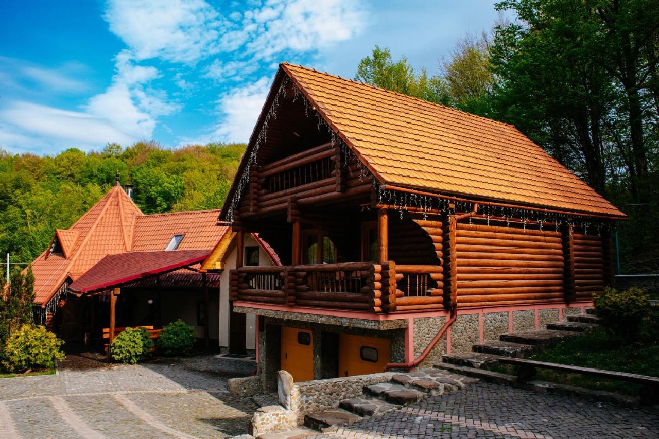 Toursit Complex Polyana Kvasova Hotel Bagian luar foto